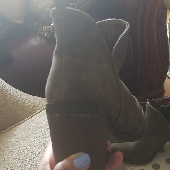 Barely worn heeled boots - Picture 5 of 8